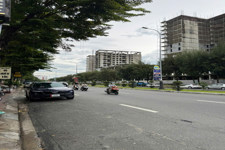 – Biển Mỹ Khê, hàng cực hiếm, Bán đất tặng nhà 5,5 tầng, hiện đang có 17 phòng cho thuê thu nhập