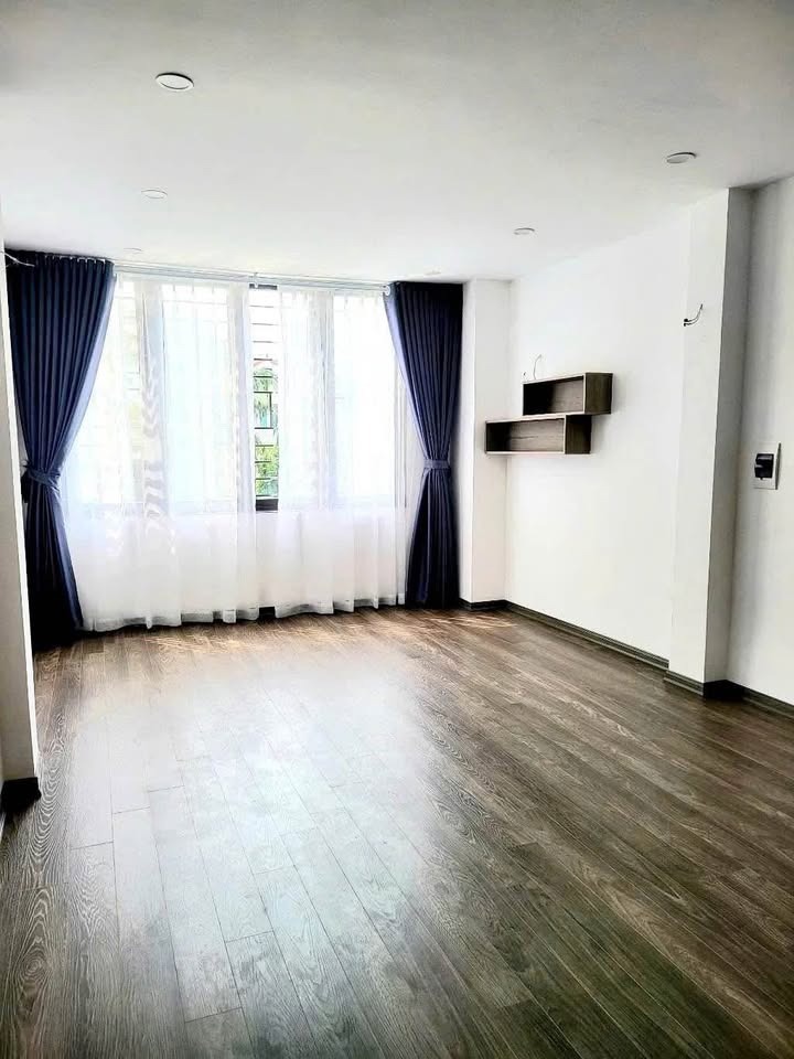 Bán nhà Nguyễn Văn Cừ, Long Biên: 52m2, 5 tầng, 10 tỷ - Vị trí đẹp, tiện ích đầy đủ