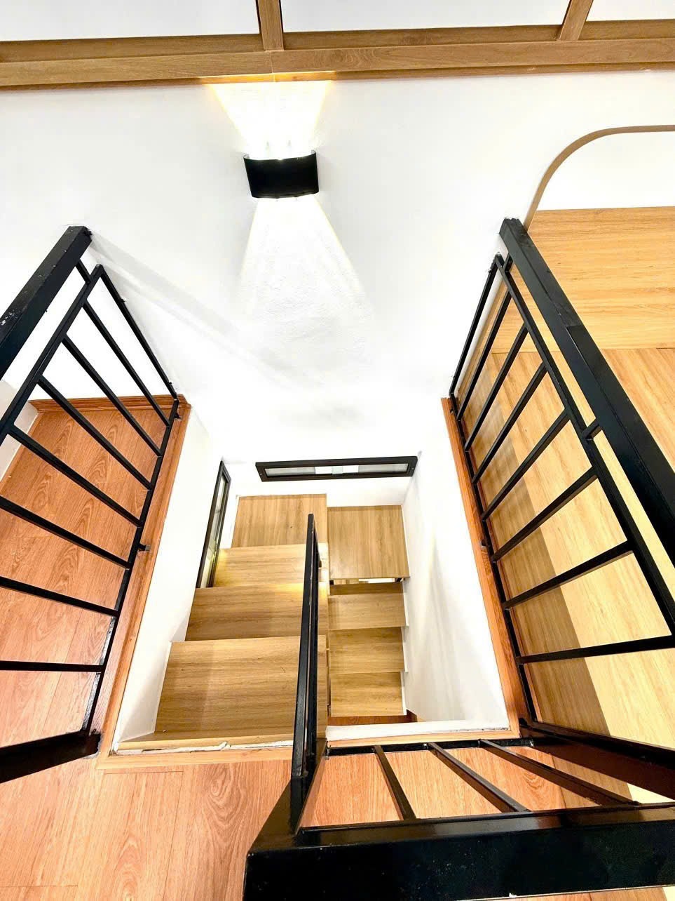Cực sốc! Nhà hẻm 40m2, 2 phòng ngủ, full nội thất, giá 1.98 tỷ - Vị trí đắc địa!
