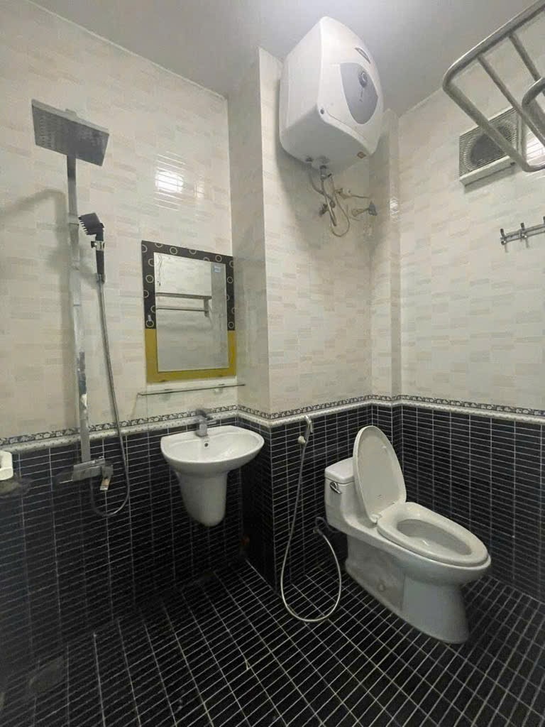 Nhà đẹp Cầu Giấy 10 tỷ, Ngõ Ô Tô, Gần Tiện Ích - Xem Ngay!