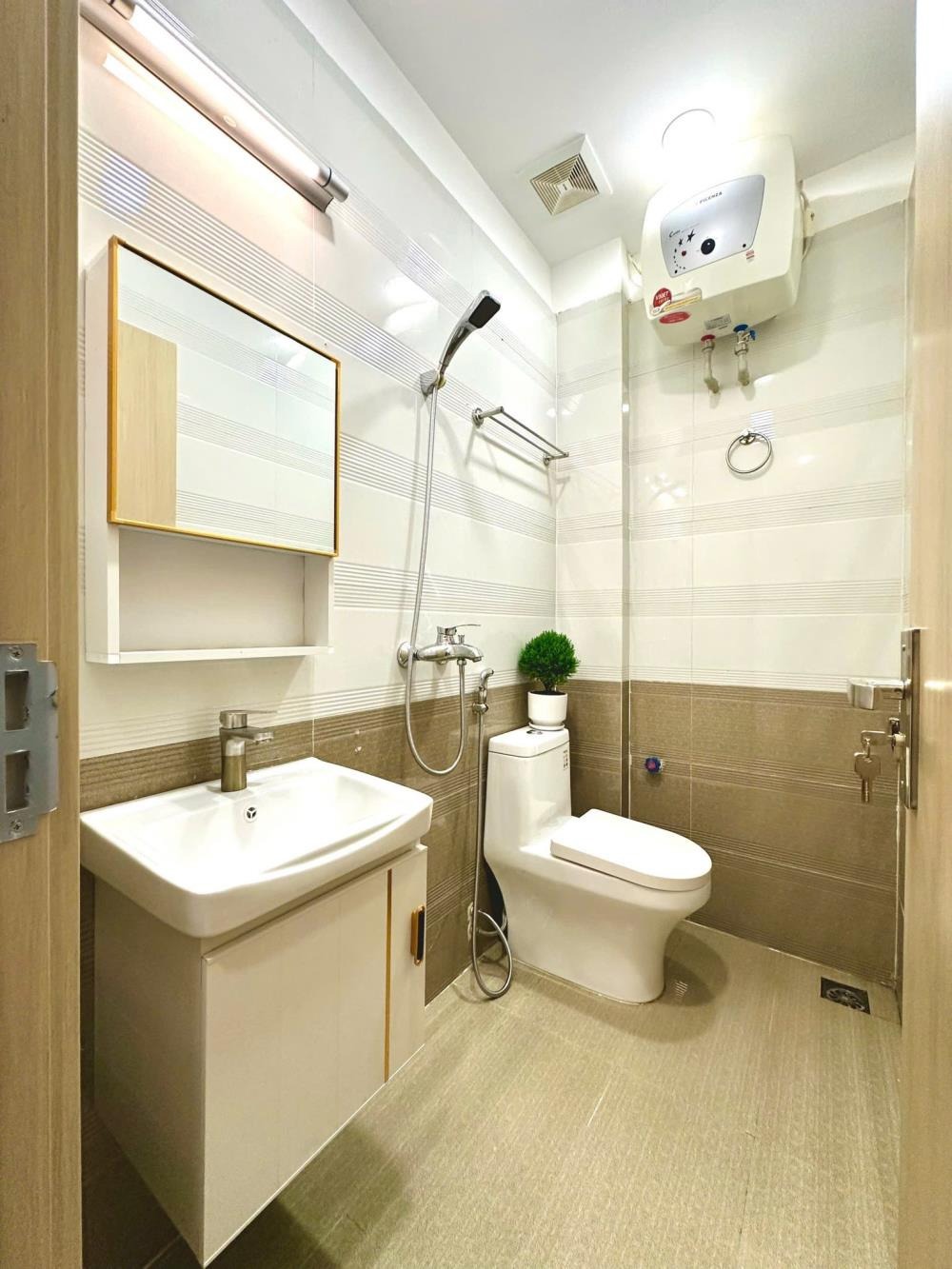 Khúc Thừa Dụ: Nhà 5 Tầng, Ngõ Rộng, 27m2, Gần Công Viên - 7.95 Tỷ