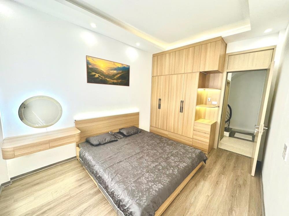 Khúc Thừa Dụ: Nhà 5 Tầng, Ngõ Rộng, 27m2, Gần Công Viên - 7.95 Tỷ