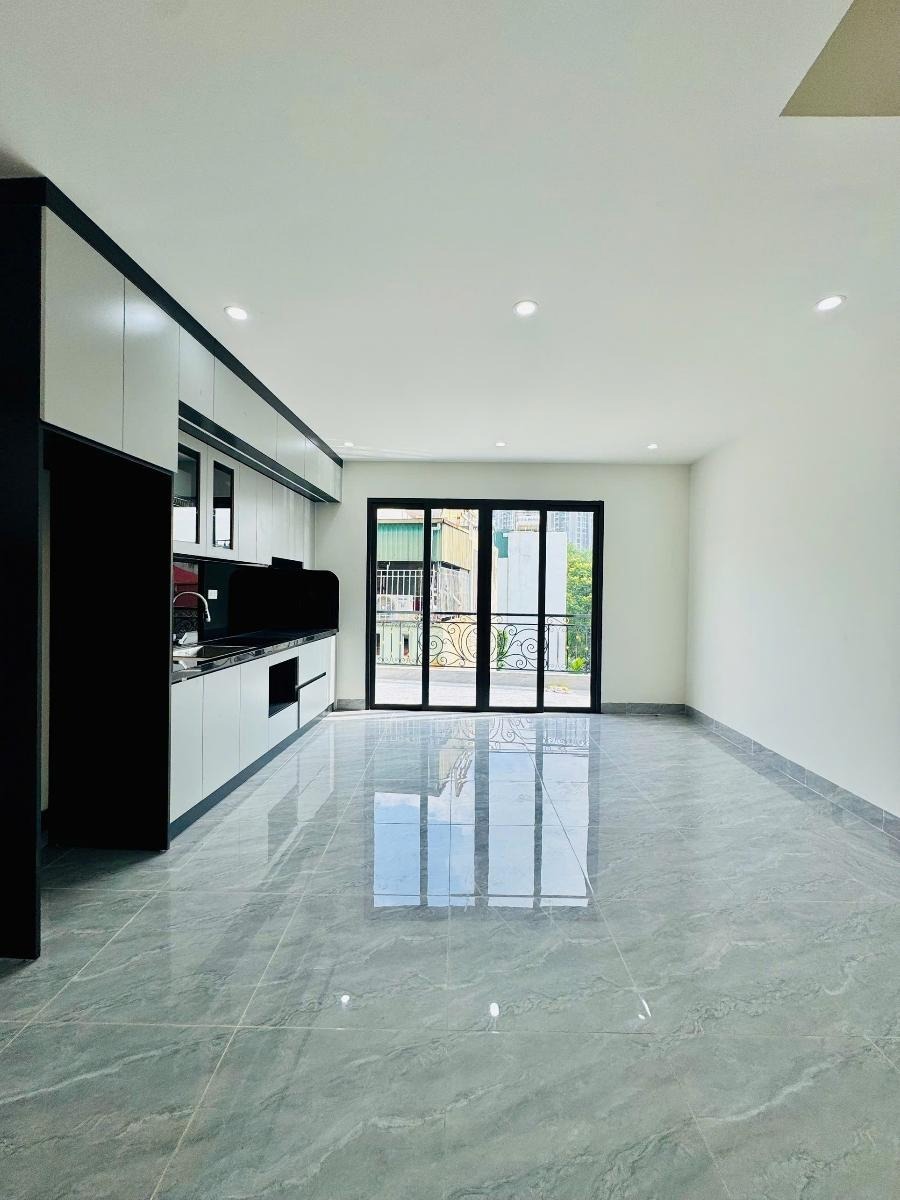 Siêu phẩm Tây Hồ: Bán nhà Lạc Long Quân 8 tỷ, 50m² x 5 tầng - Vị trí đắc địa