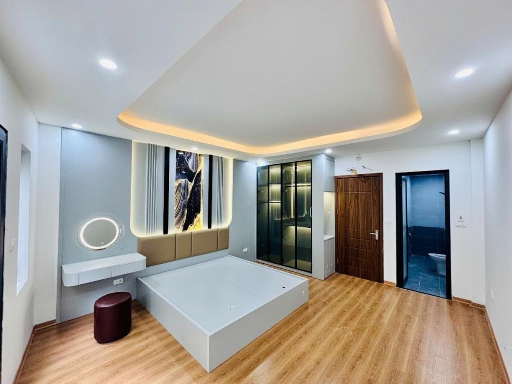 Siêu phẩm Tây Hồ: Bán nhà Lạc Long Quân 8 tỷ, 50m² x 5 tầng - Vị trí đắc địa