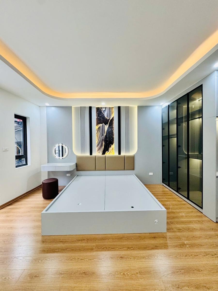 Siêu phẩm Tây Hồ: Bán nhà Lạc Long Quân 8 tỷ, 50m² x 5 tầng - Vị trí đắc địa