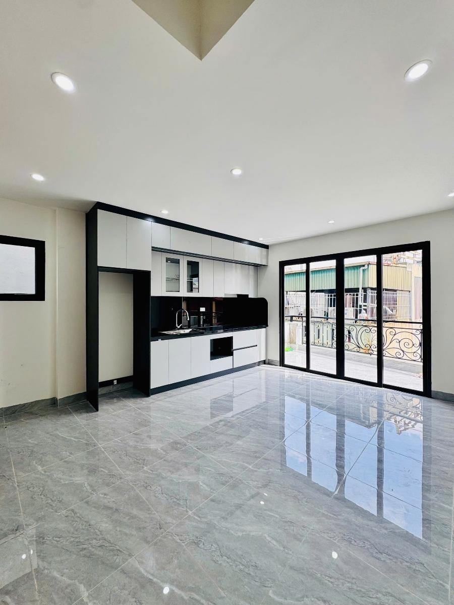 Siêu phẩm Tây Hồ: Bán nhà Lạc Long Quân 8 tỷ, 50m² x 5 tầng - Vị trí đắc địa