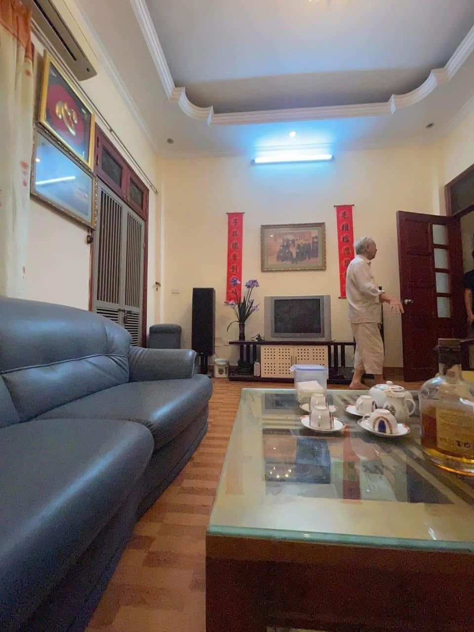Bán nhà Chùa Láng - 50m2 - 4 Tầng - Ô Tô Vào - Kinh Doanh - Giá 14.9 Tỷ