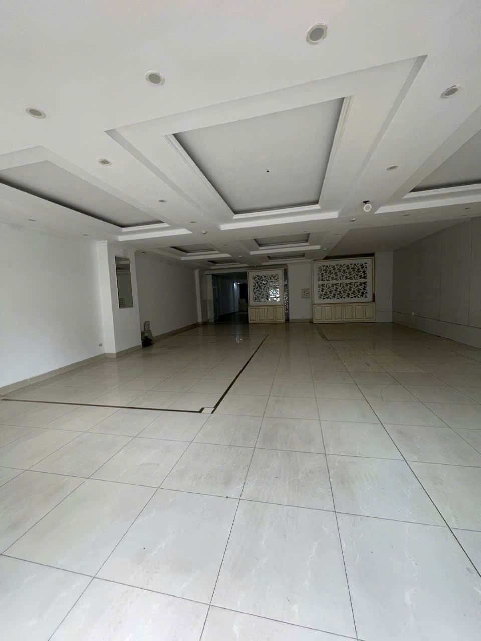Bán Gấp Nhà Mặt Phố Nghi Tàm 140m2 x 5 Tầng, Giá 43.5 Tỷ, Thương Lượng