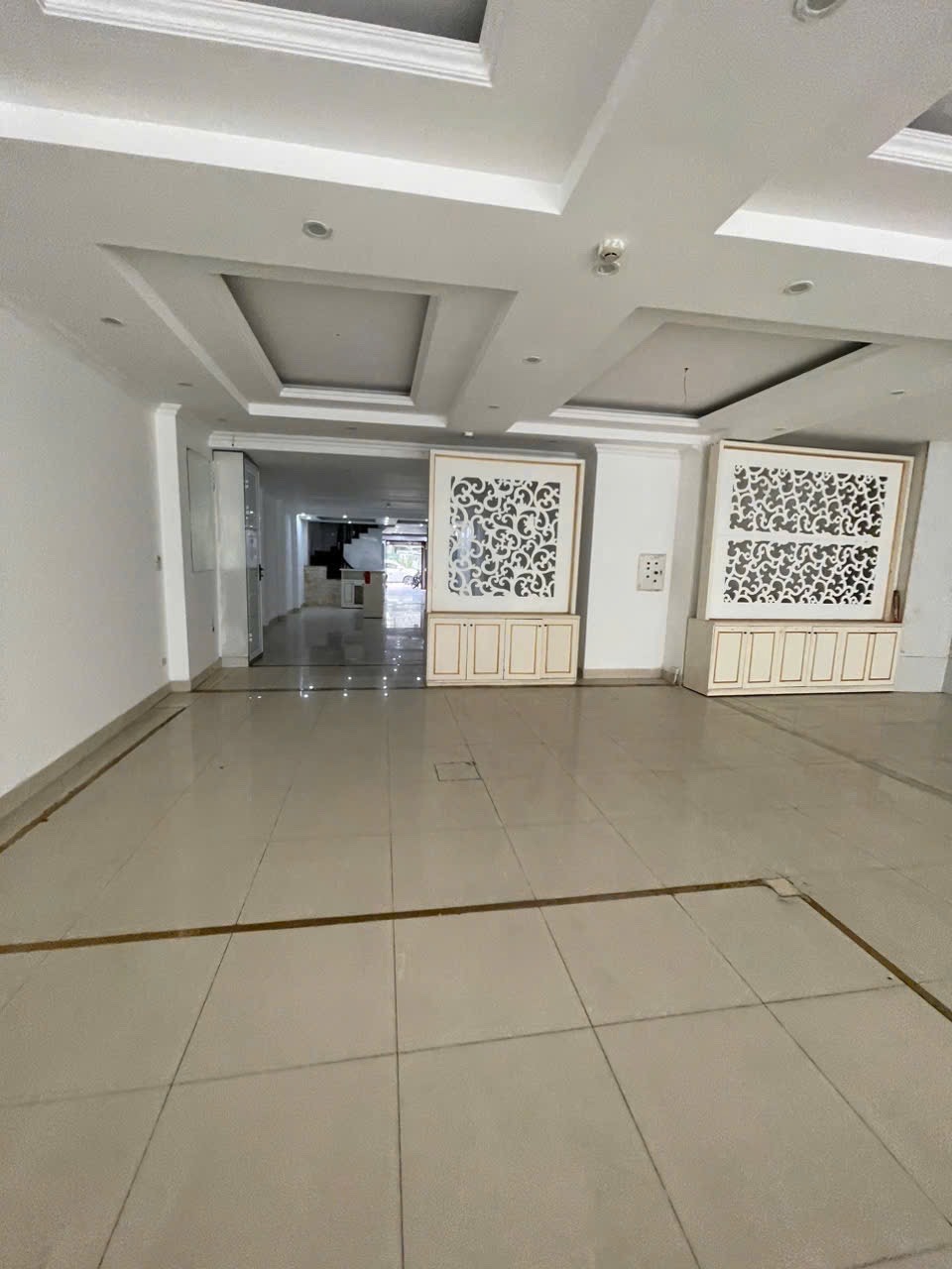 Bán Gấp Nhà Mặt Phố Nghi Tàm 140m2 x 5 Tầng, Giá 43.5 Tỷ, Thương Lượng