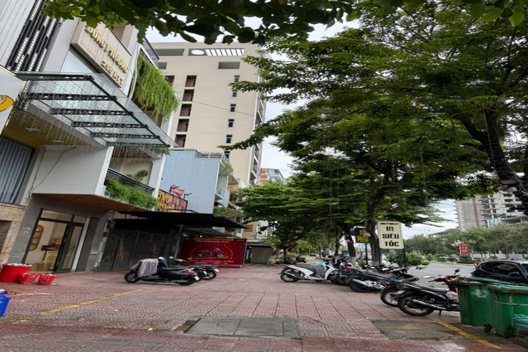 + Biển Nguyễn Tất Thành, ngay trung tâm bãi tắm thanh khê, đối diện khu phức hợp của vũ nhôm