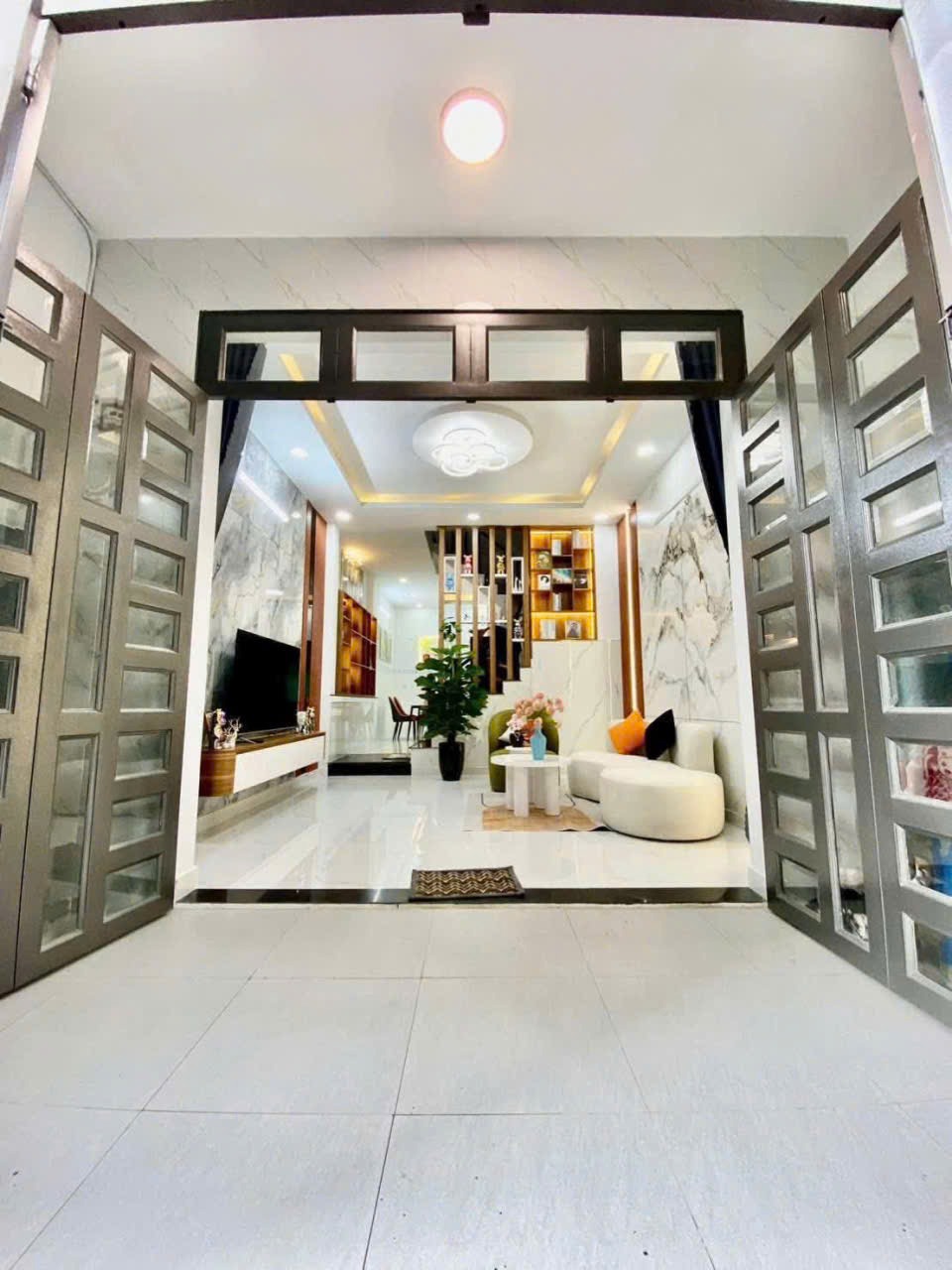 Nhà Cao Tầng VIP Quận 12: 1 Trệt 2 Lầu Full Nội Thất - Giá 5.49 Tỷ