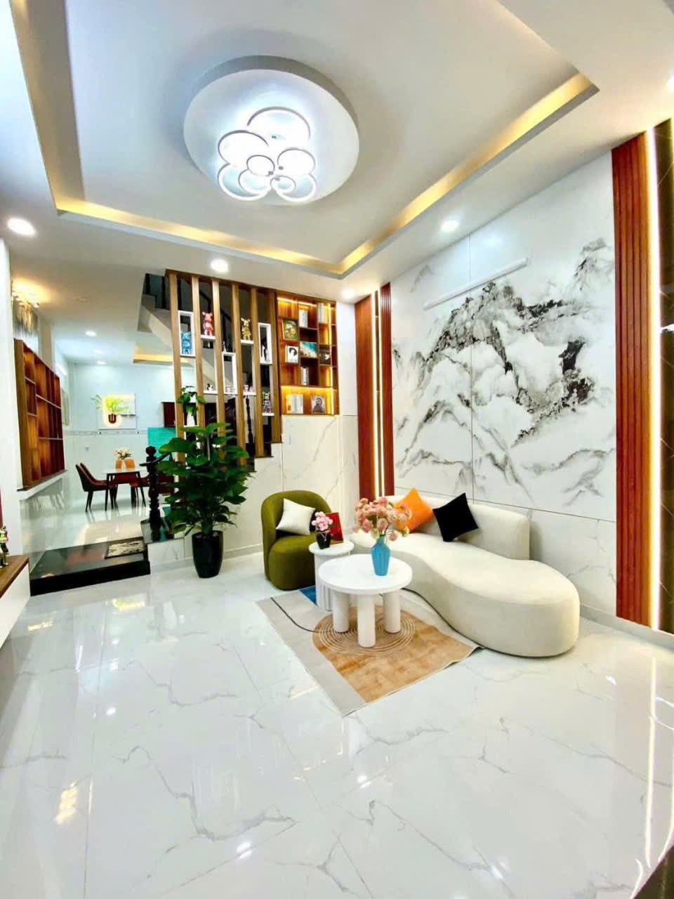 Nhà Cao Tầng VIP Quận 12: 1 Trệt 2 Lầu Full Nội Thất - Giá 5.49 Tỷ