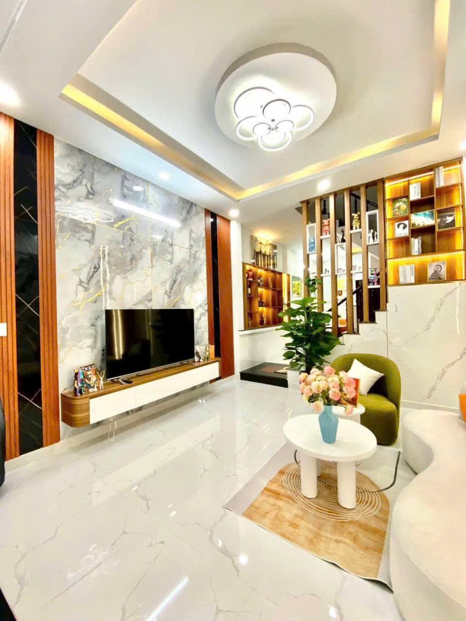 Nhà Cao Tầng VIP Quận 12: 1 Trệt 2 Lầu Full Nội Thất - Giá 5.49 Tỷ