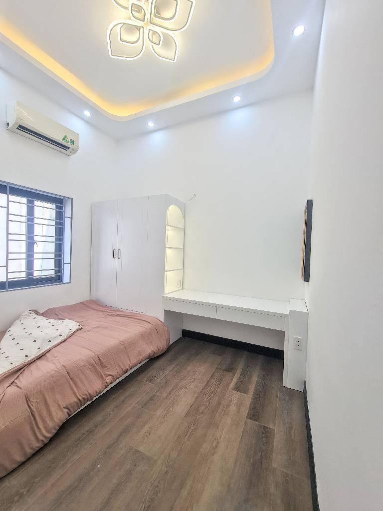 Bán nhà Lĩnh Nam - Hoàng Mai - 48m² - 4 Tầng - Ô Tô Đỗ Cửa - Giá 9 Tỷ