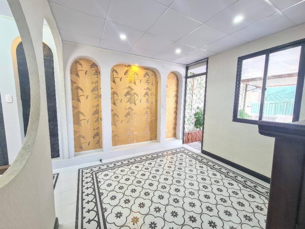 Bán nhà Lĩnh Nam - Hoàng Mai - 48m² - 4 Tầng - Ô Tô Đỗ Cửa - Giá 9 Tỷ