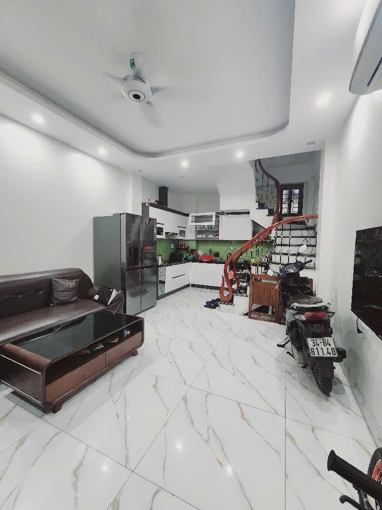 Nhà Cầu Giấy 5 Tầng Mới Căng - Giá 6 Tỷ Nhỉnh - Vị Trí Đắc Địa