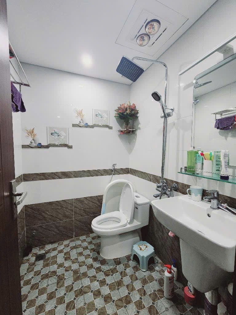 Nhà Cầu Giấy 5 Tầng Mới Căng - Giá 6 Tỷ Nhỉnh - Vị Trí Đắc Địa