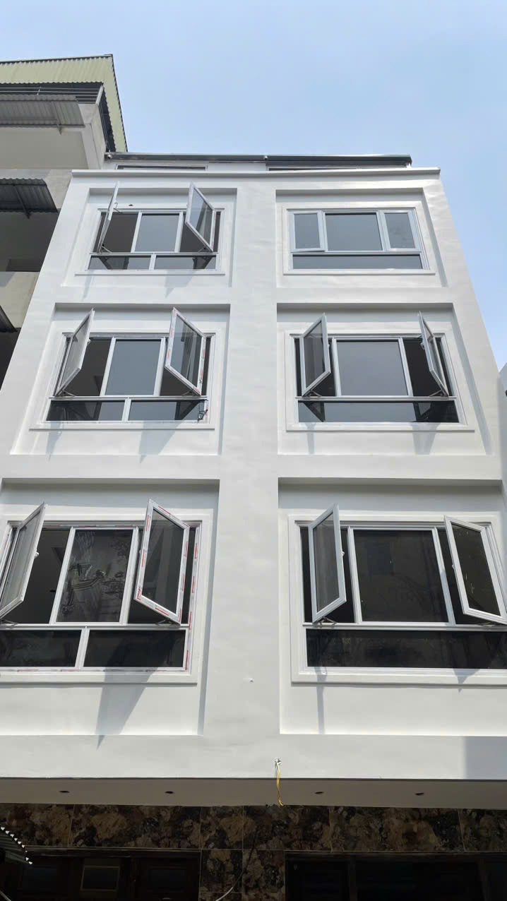 Nhà Cầu Giấy 5 Tầng Mới Căng - Giá 6 Tỷ Nhỉnh - Vị Trí Đắc Địa