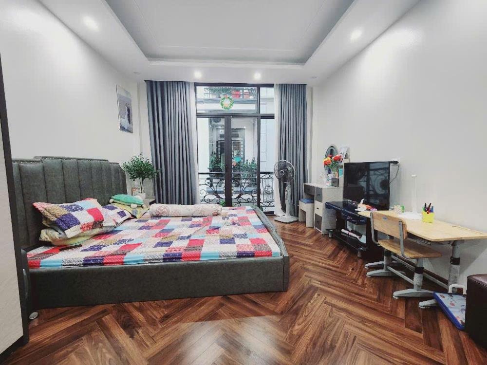 Nhà Cầu Giấy 5 Tầng Mới Căng - Giá 6 Tỷ Nhỉnh - Vị Trí Đắc Địa