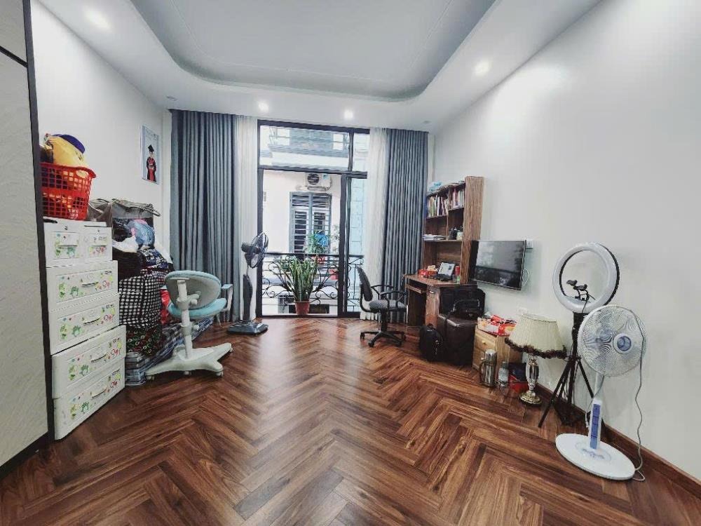 Nhà Cầu Giấy 5 Tầng Mới Căng - Giá 6 Tỷ Nhỉnh - Vị Trí Đắc Địa