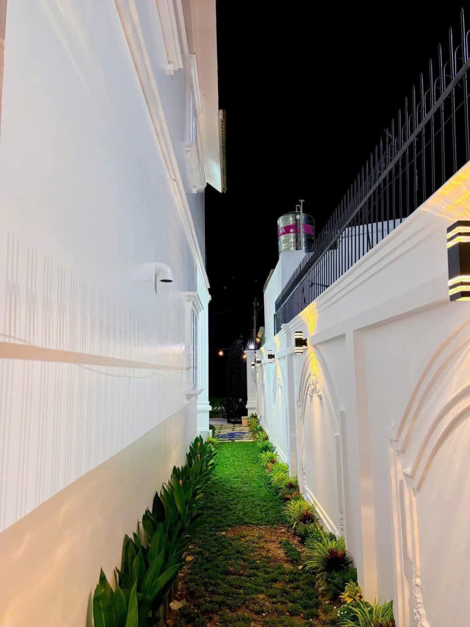 Biệt Thự Tân Hiệp - Hóc Môn: 10x22m - Full Nội Thất - Giá 9.5 Tỷ
