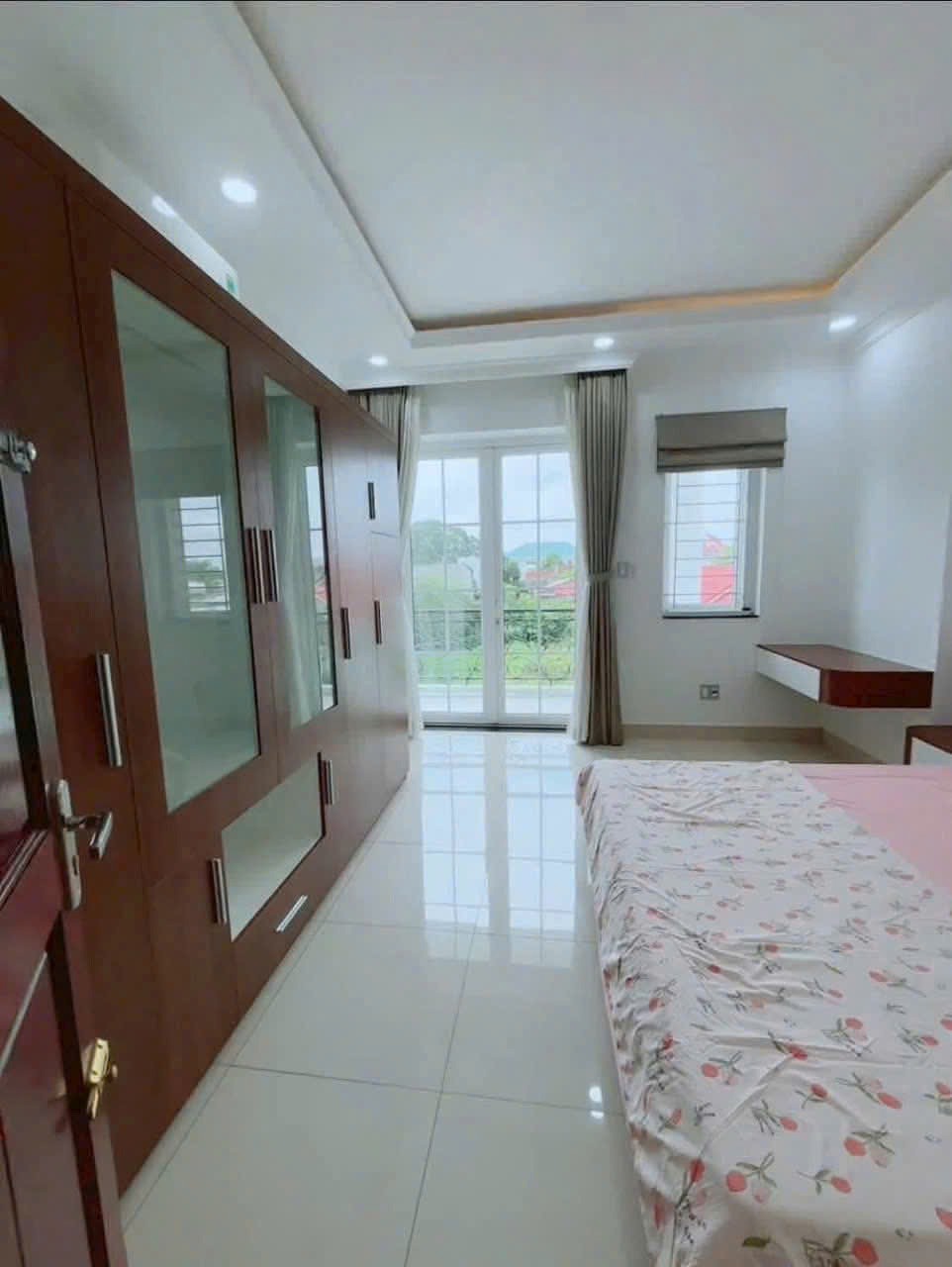 Biệt Thự Tân Hiệp - Hóc Môn: 10x22m - Full Nội Thất - Giá 9.5 Tỷ