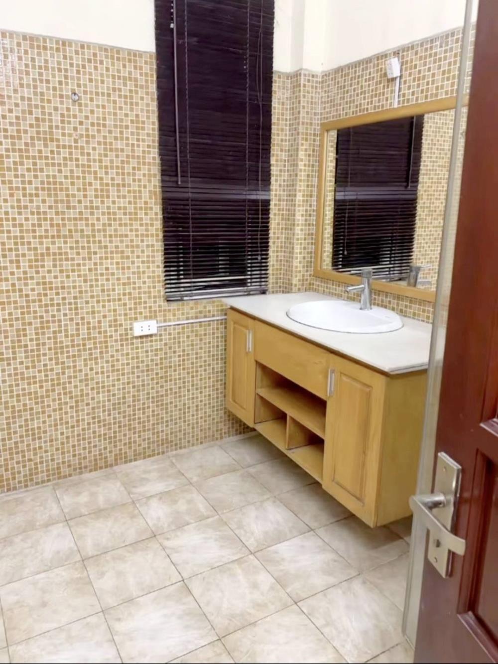 Trần Cung 39.4m² 6 Tầng, Mặt Tiền Rộng, Ô Tô Vào Nhà - Giá 13.5 Tỷ