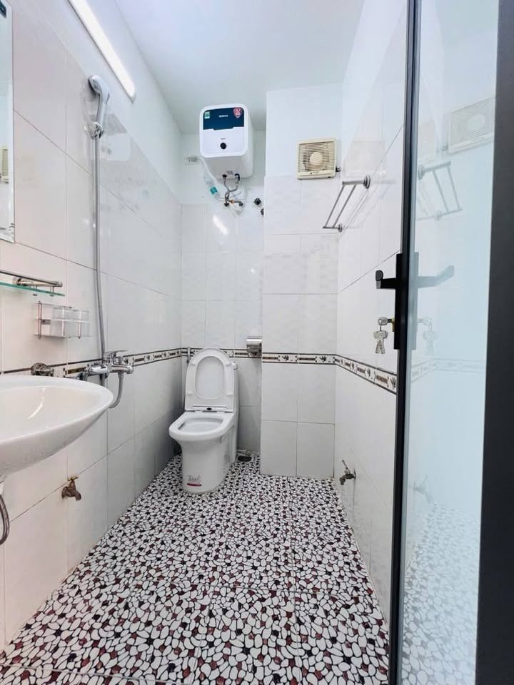 Bán Gấp Nhà Đúc Gian Long Biên - 8 tỷ - Vị Trí Đẹp, Ô Tô Đỗ Cửa