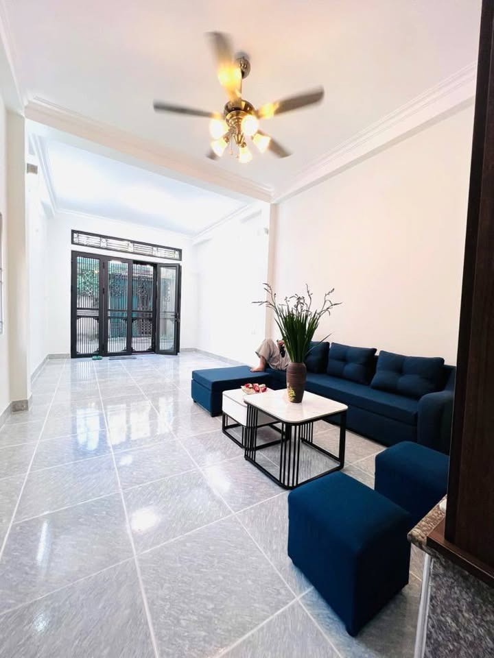 Bán Gấp Nhà Đúc Gian Long Biên - 8 tỷ - Vị Trí Đẹp, Ô Tô Đỗ Cửa