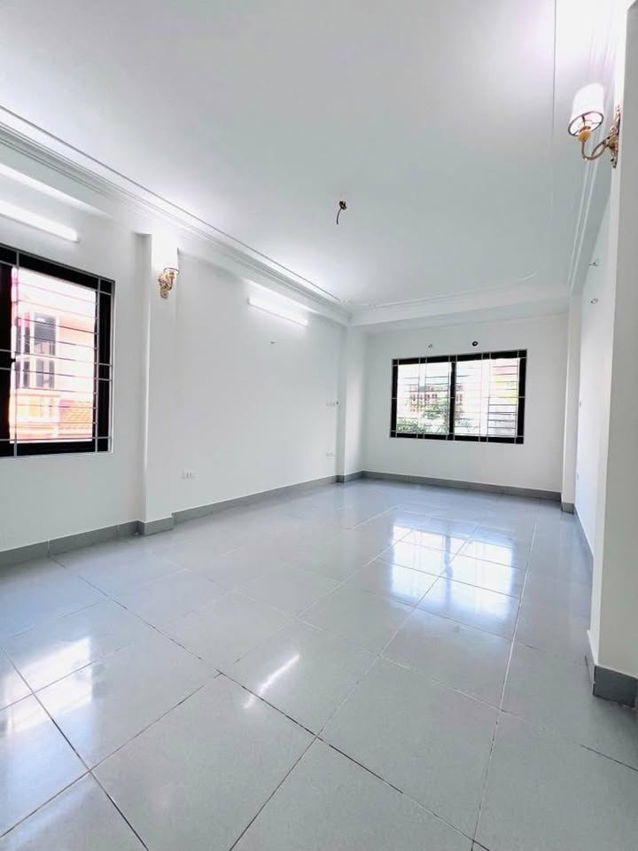 Bán Gấp Nhà Đúc Gian Long Biên - 8 tỷ - Vị Trí Đẹp, Ô Tô Đỗ Cửa