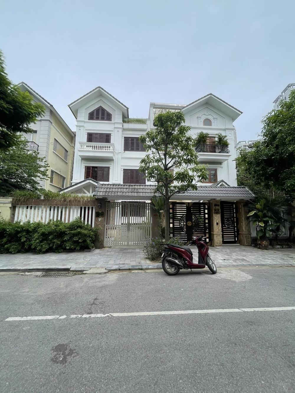 Cho thuê biệt thự cao cấp Nam Cường, Cổ Nhuế - 200m2, có hầm, thang máy