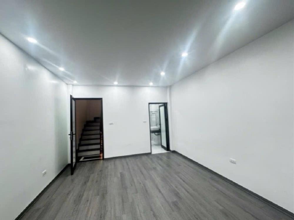 Bán nhà mặt phố Bồ Đề, Long Biên: 33m2, 5 tầng, 9.7 tỷ
