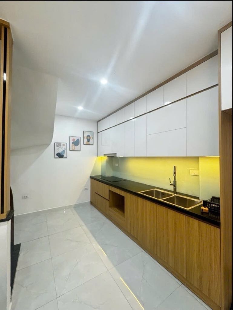 Bán nhà mặt phố Bồ Đề, Long Biên: 33m2, 5 tầng, 9.7 tỷ