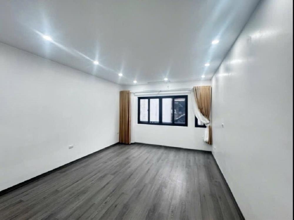 Bán nhà mặt phố Bồ Đề, Long Biên: 33m2, 5 tầng, 9.7 tỷ