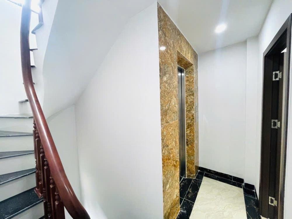 Bán Gấp Nhà Cầu Giấy 6 Tầng, Thang Máy, Nở Hậu - Giá Chỉ 7.5 Tỷ