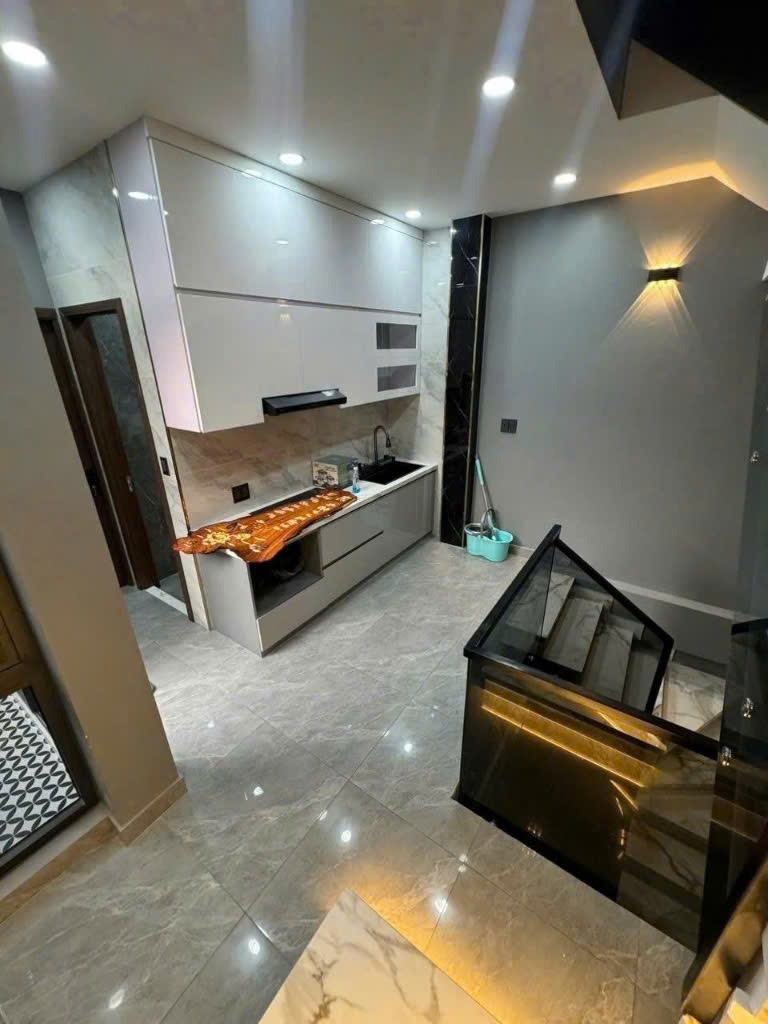 Nhà Góc 2 Mặt Tiền Lạc Long Quân, 50m2, 3 Tầng - Chỉ 9 Tỷ