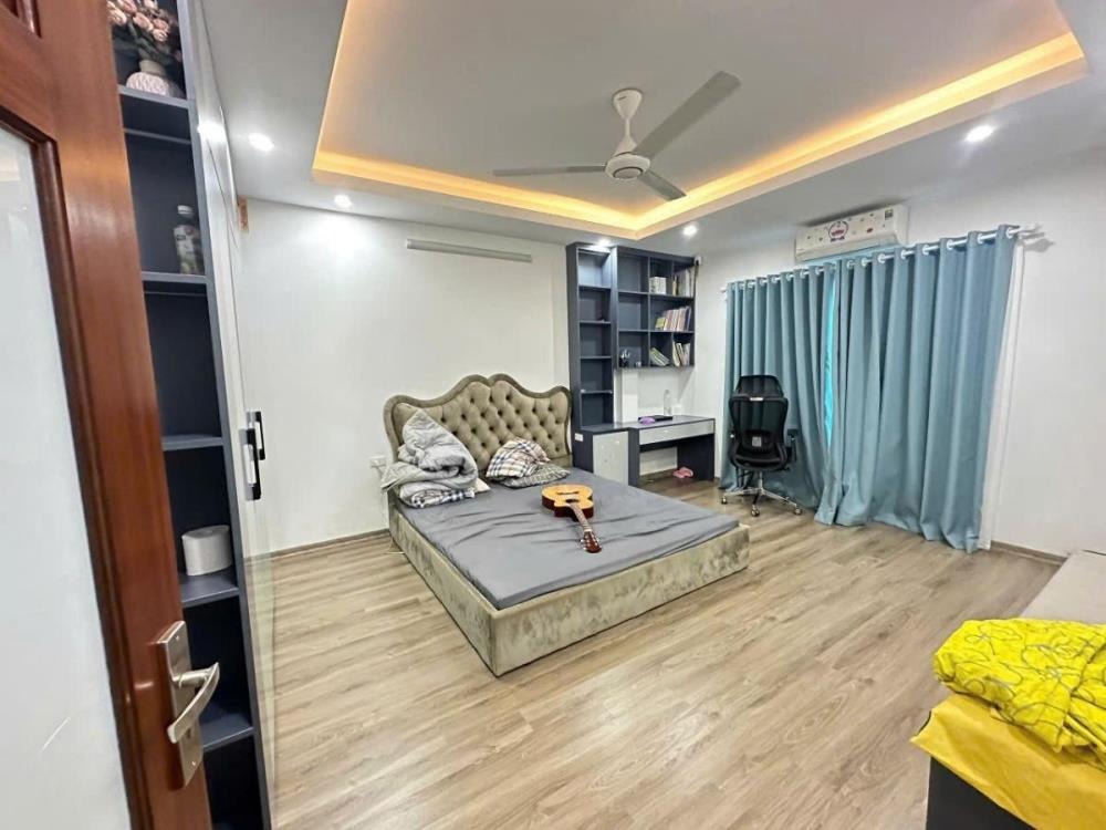 Bán Nhà Lạc Long Quân - 35m2 x 5 Tầng, Full Nội Thất, Gần Hồ Tây - Giá 8 tỷ