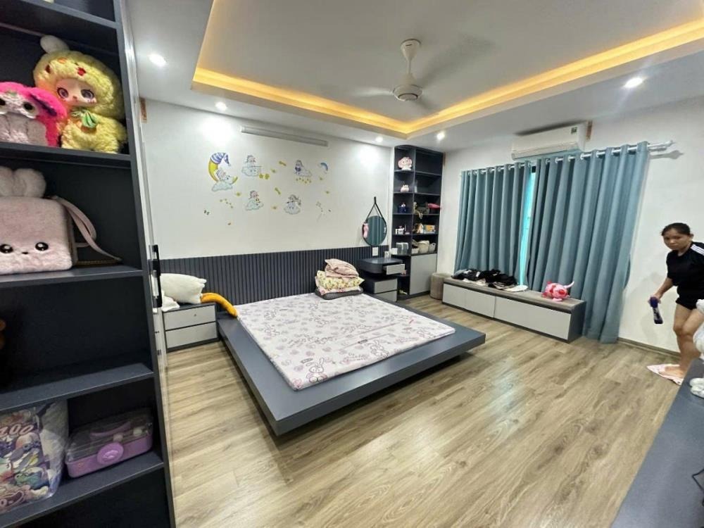 Bán Nhà Lạc Long Quân - 35m2 x 5 Tầng, Full Nội Thất, Gần Hồ Tây - Giá 8 tỷ