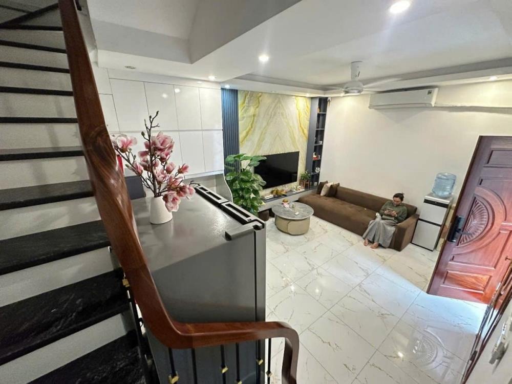 Bán Nhà Lạc Long Quân - 35m2 x 5 Tầng, Full Nội Thất, Gần Hồ Tây - Giá 8 tỷ