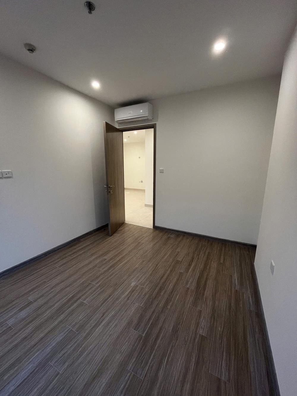 Căn hộ 2 phòng ngủ - Giá 4.17 tỷ (Bao thuế phí) - Vị trí đẹp, tầng trung, hướng Đông Nam