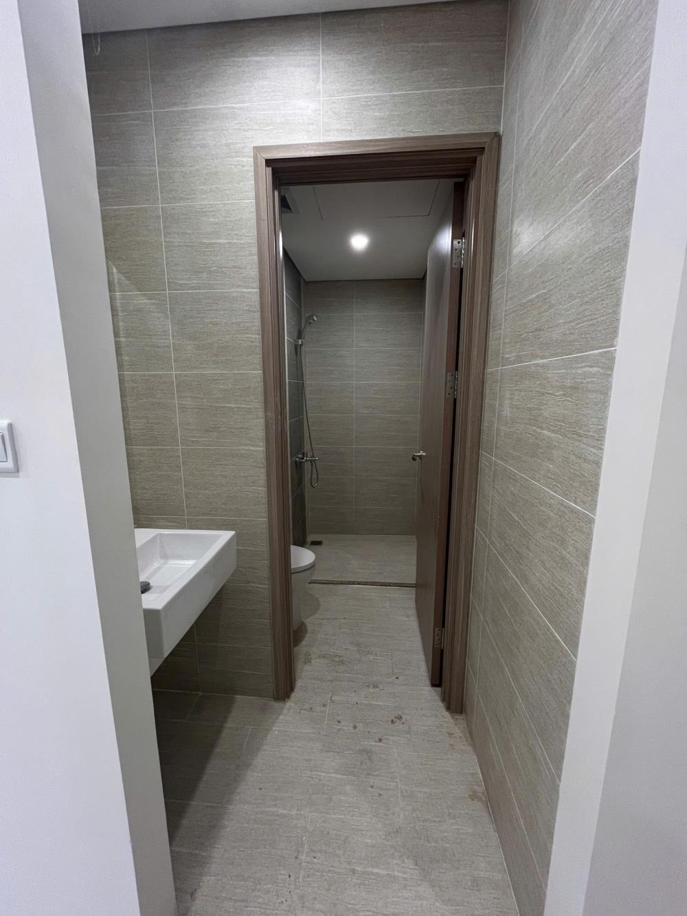 Căn hộ 2 phòng ngủ - Giá 4.17 tỷ (Bao thuế phí) - Vị trí đẹp, tầng trung, hướng Đông Nam