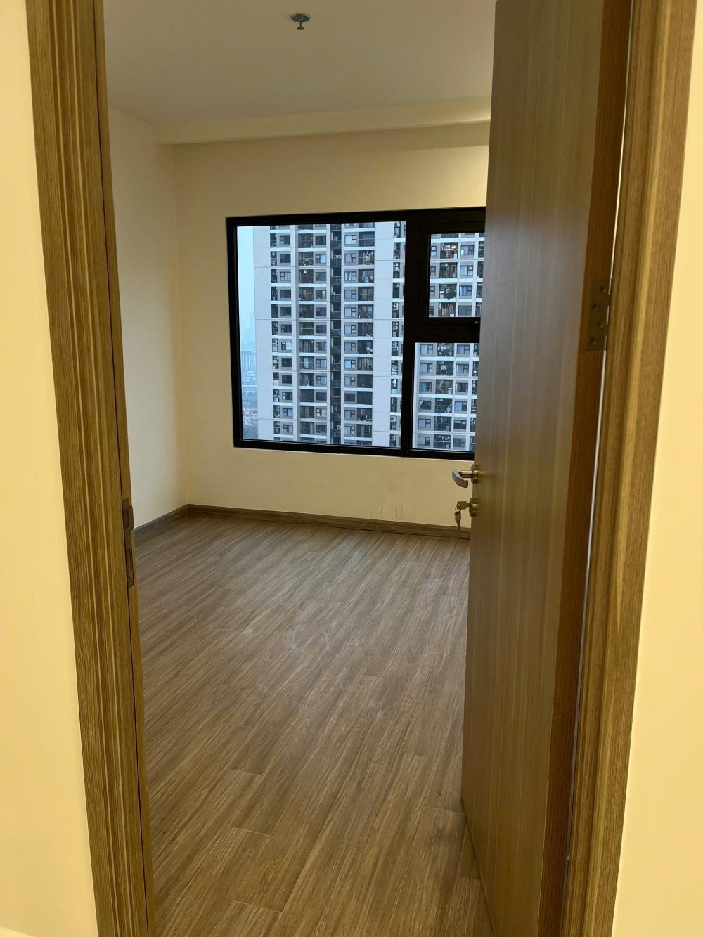 Căn hộ 2 phòng ngủ - Giá 4.17 tỷ (Bao thuế phí) - Vị trí đẹp, tầng trung, hướng Đông Nam