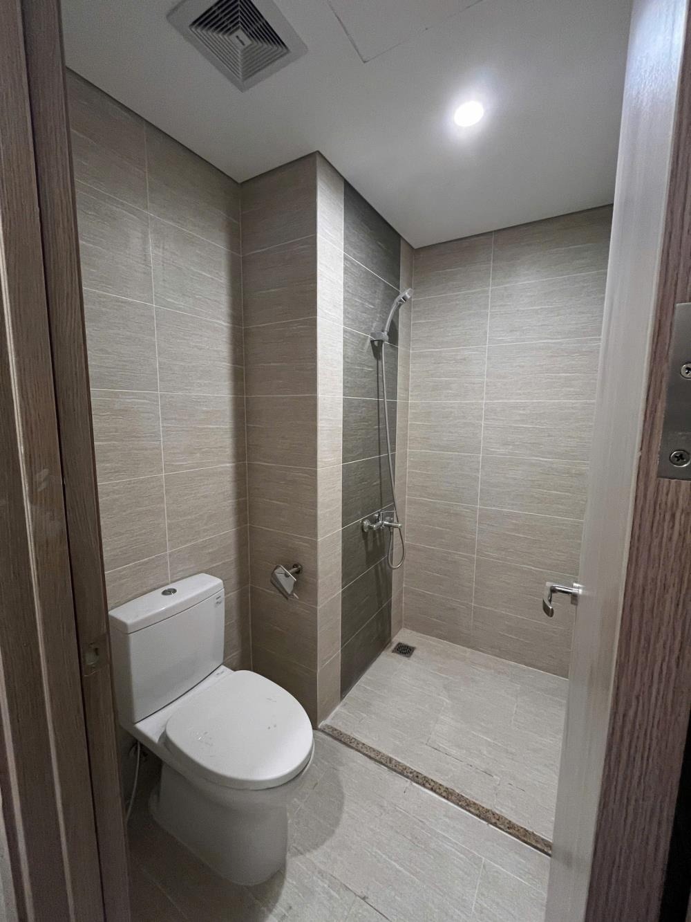 Căn hộ 2 phòng ngủ - Giá 4.17 tỷ (Bao thuế phí) - Vị trí đẹp, tầng trung, hướng Đông Nam