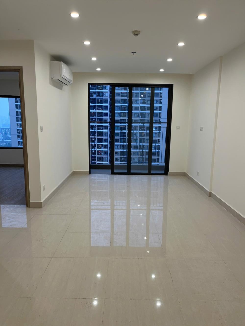 Căn hộ 2 phòng ngủ - Giá 4.17 tỷ (Bao thuế phí) - Vị trí đẹp, tầng trung, hướng Đông Nam