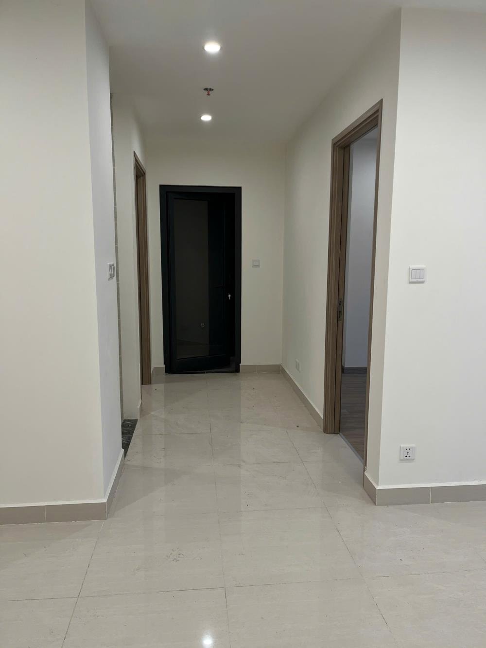 Căn hộ 2 phòng ngủ - Giá 4.17 tỷ (Bao thuế phí) - Vị trí đẹp, tầng trung, hướng Đông Nam