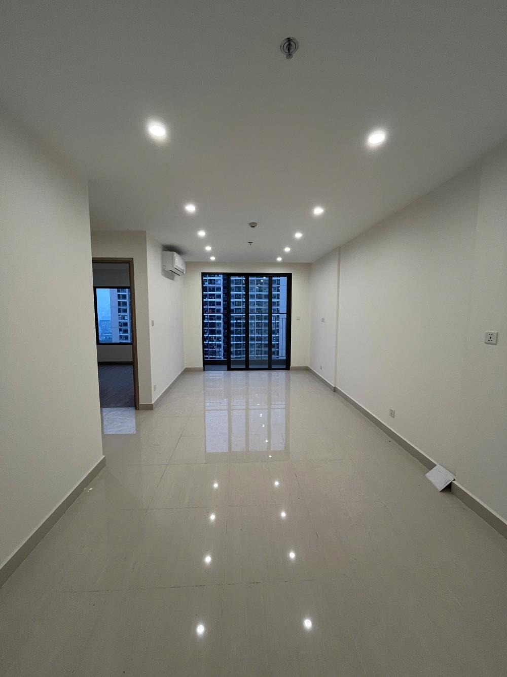 Căn hộ 2 phòng ngủ - Giá 4.17 tỷ (Bao thuế phí) - Vị trí đẹp, tầng trung, hướng Đông Nam
