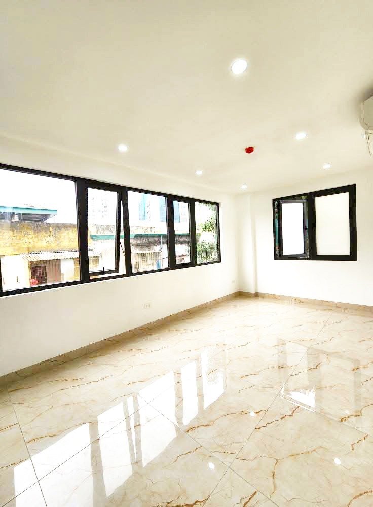 Nhà Nguyễn Chí Thanh 7 Tầng, Thang Máy, 2 Mặt Thoáng, Ô Tô Vào Nhà - Giá 23.5 Tỷ