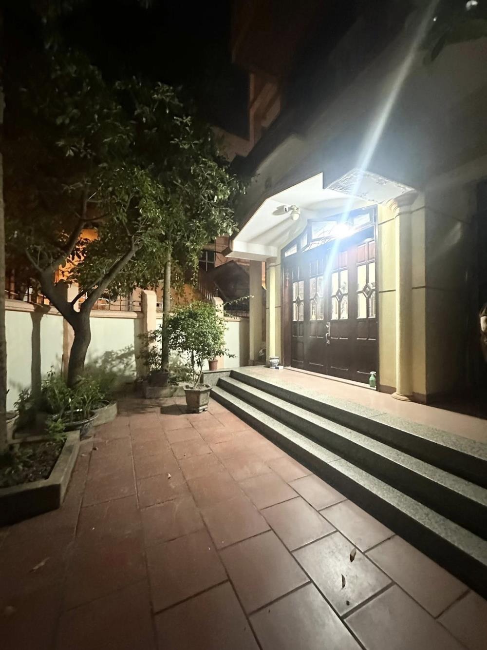 Bán Nhà Xuân Thuỷ - 158m2, 4 Tầng, Mặt Tiền 9m, Ô Tô Đỗ Cửa, Giá 41 Tỷ