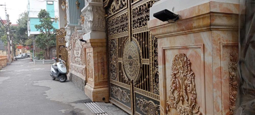 Bán nhà góc phố Hoàng Quốc Việt - Lô góc 5 tầng, thang máy, ô tô tránh - Giá 36 tỷ