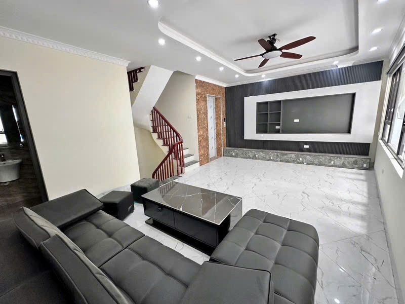 Bán Gấp Nhà Cầu Giấy 6 Tầng, Thang Máy, Nở Hậu - Giá 7.5 Tỷ
